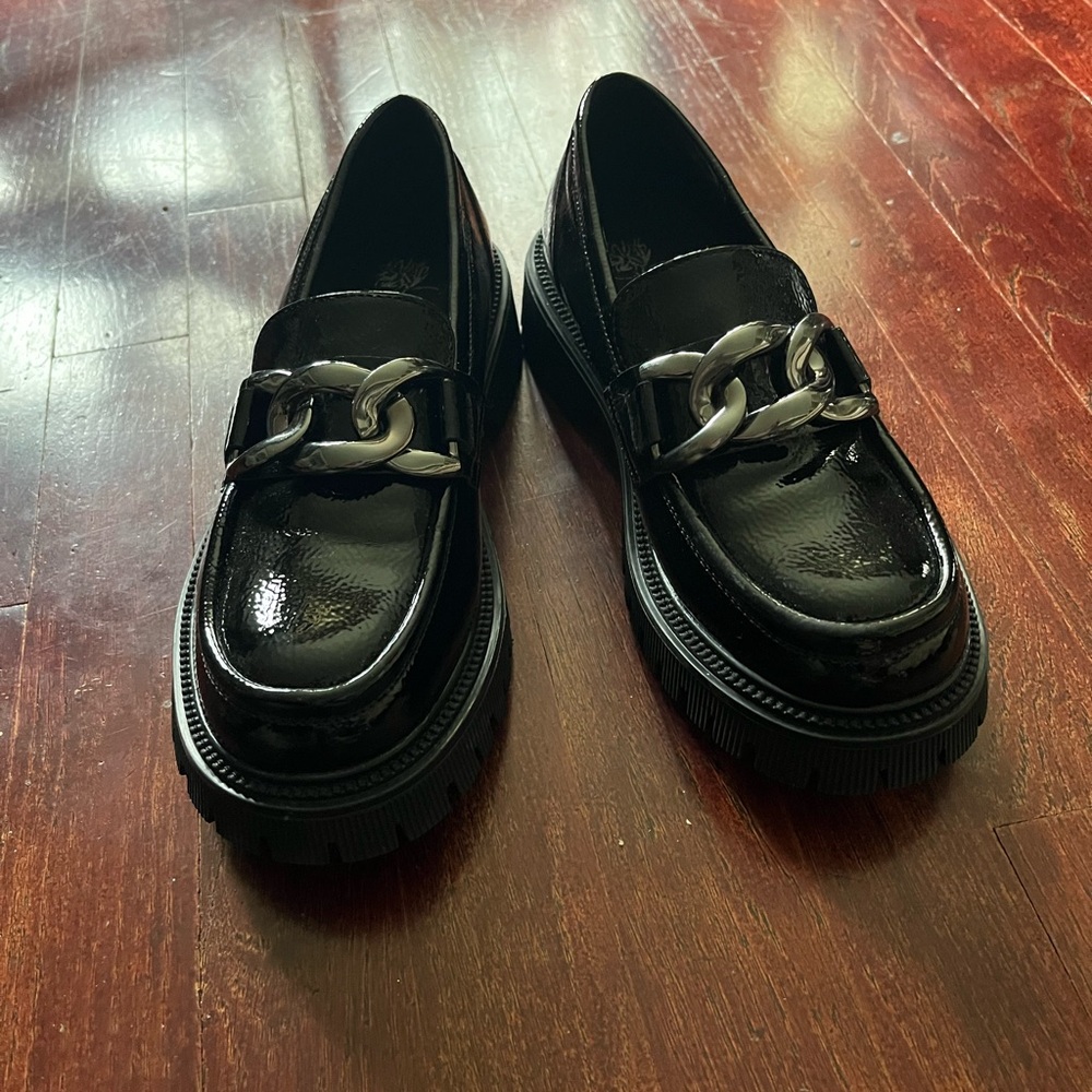 Elegant Black Loafers with Chain Accent